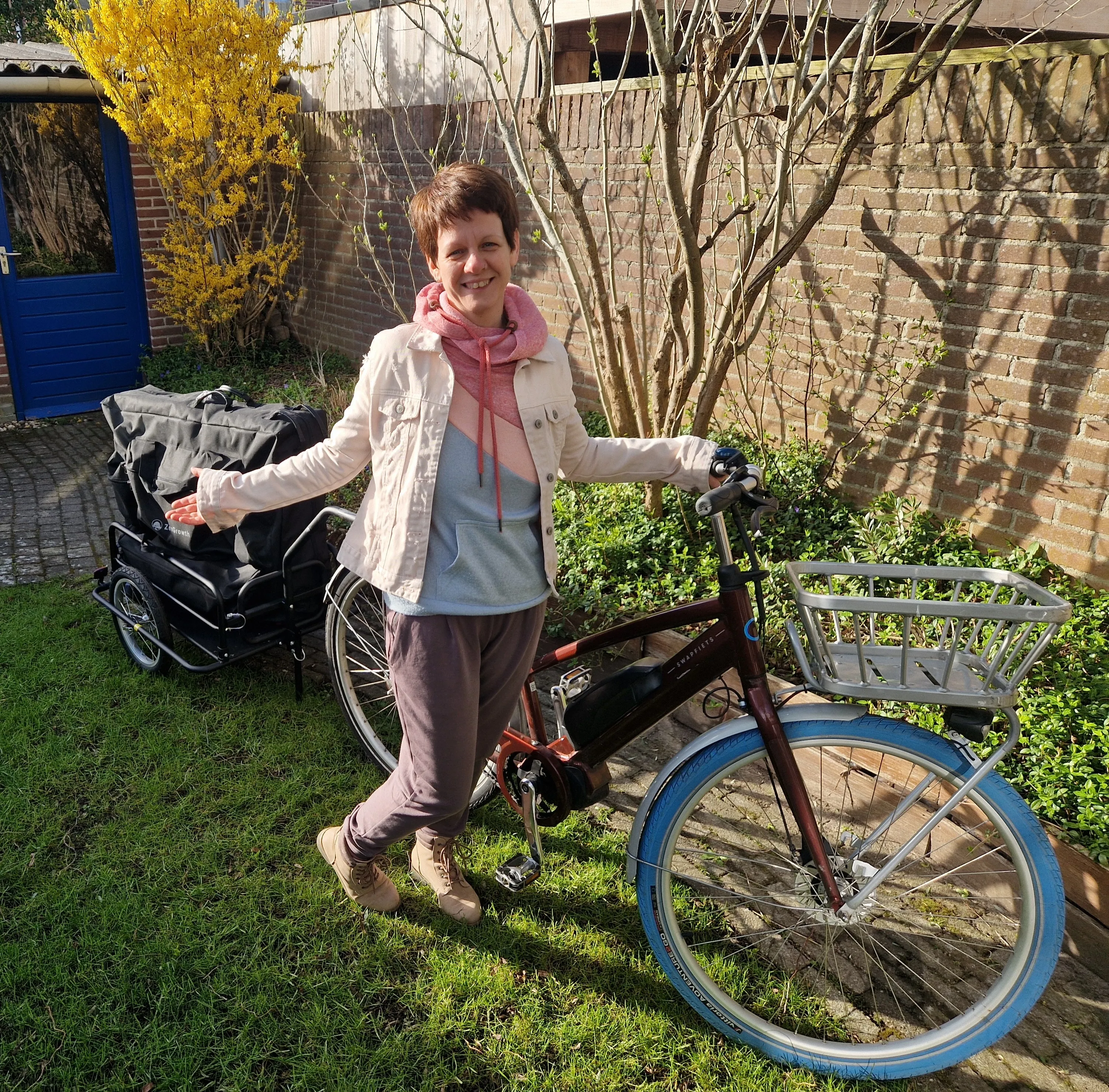 De fiets met de aanhanger waarin de massagetafel meegaat naar je huis.
