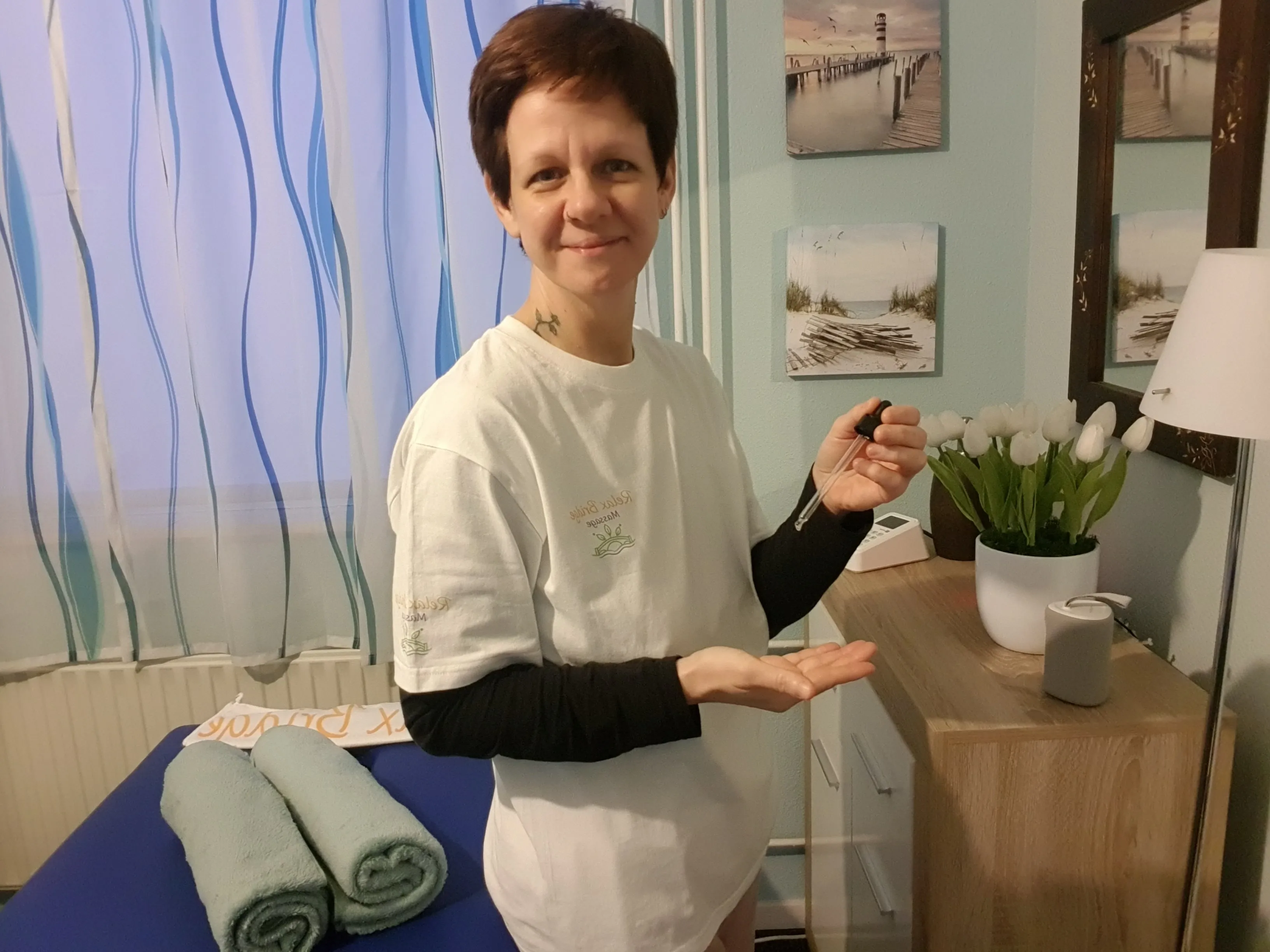 De massageruimte van Relax Bridge in Tilburg, met massagetafel, handdoeken en massageolie.